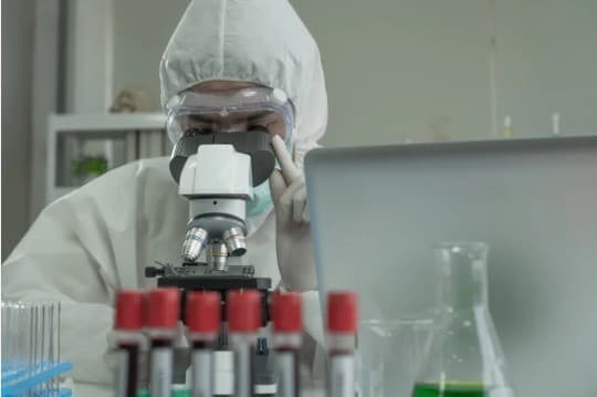 Investigación microbiológica al microscopio en la SDI