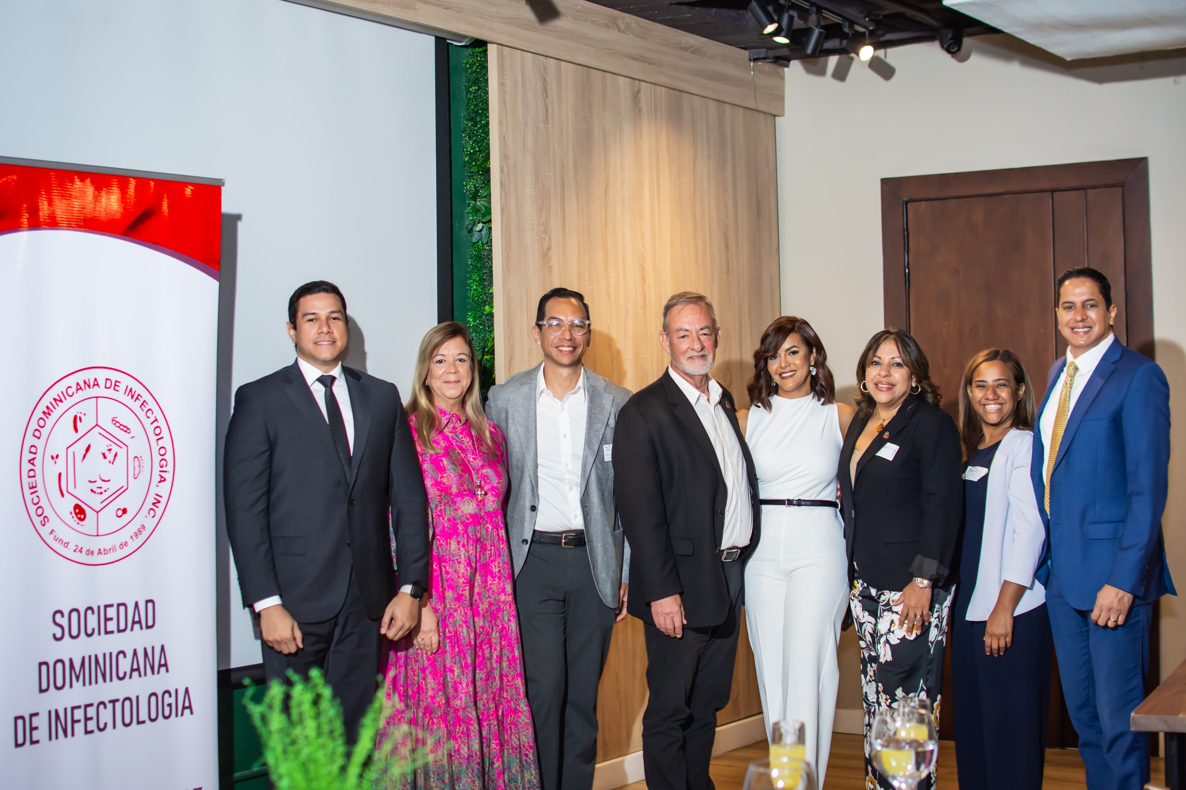 Miembros de la Sociedad Dominicana de Infectología junto a la insignia institucional