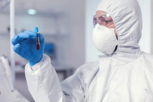 Especialista de la SDI analizando una muestra en el laboratorio