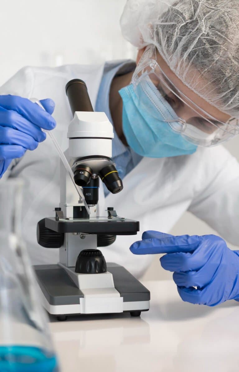 Especialista de la SDI trabajando en el laboratorio